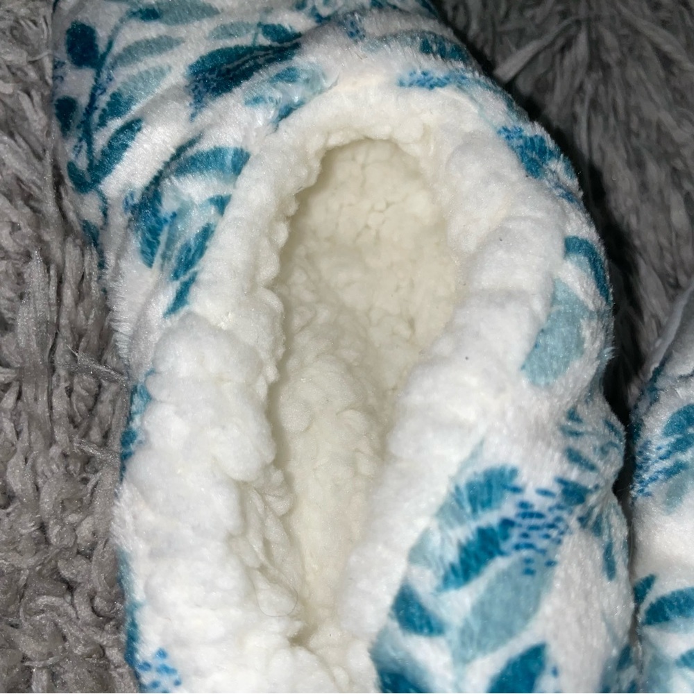 Slip resistant sherpa slippers - Picture 2 of 4